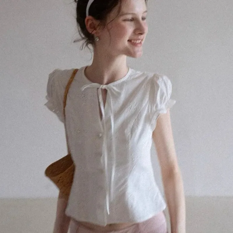 

Летняя женская белая блузка с вышивкой и рюшами, рукавами-крылышками, завязками на шее и пуговицами