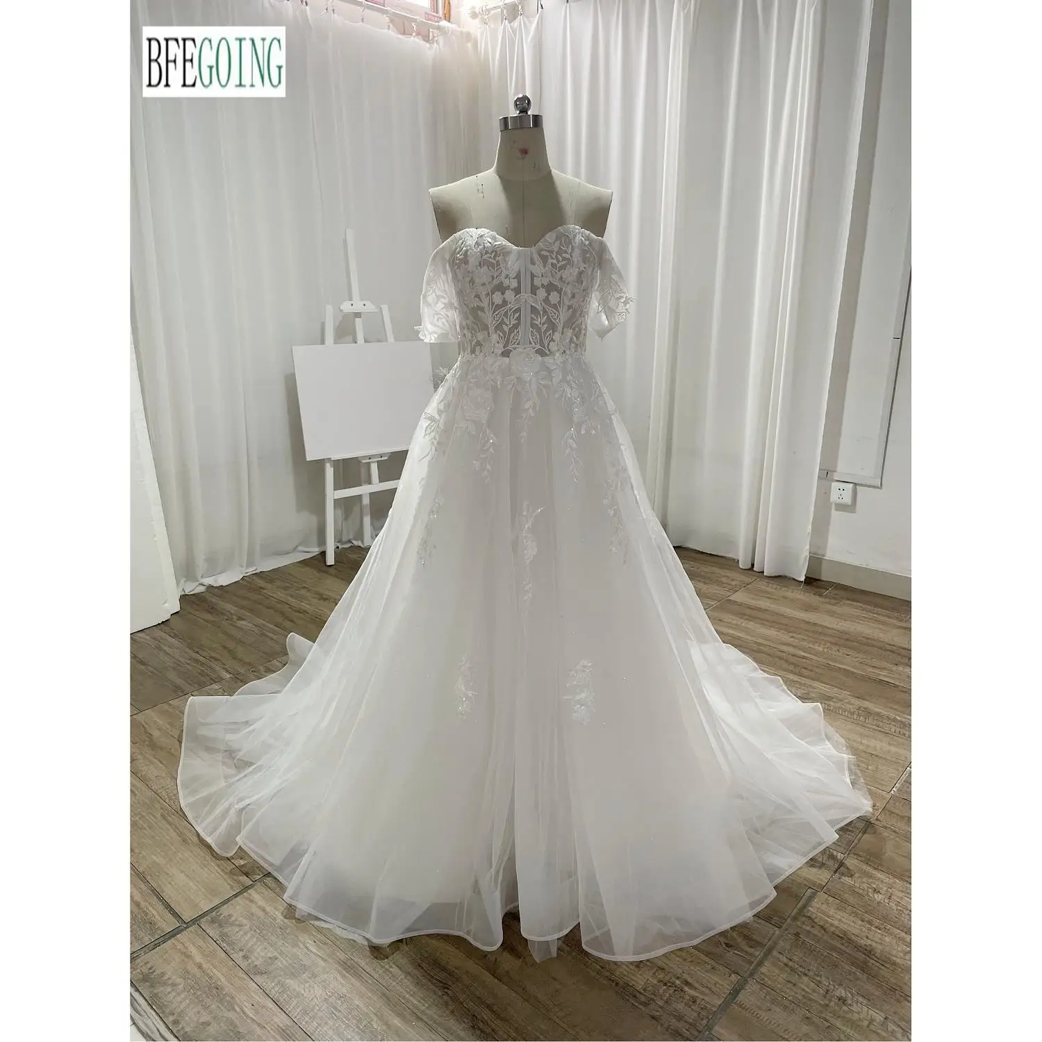 A-Line Wedding Dresses Chapel Train Custom Made Lace Appliques Tulle Floor-Length Sweetheart Off The Shoulder Bridal Gowns