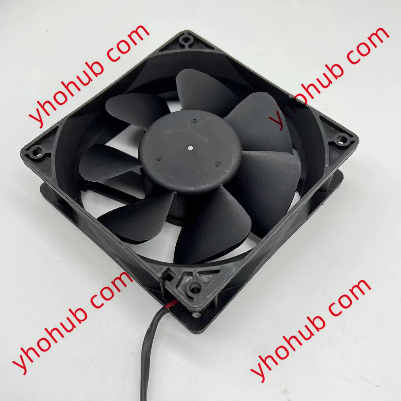 

CROWN AGE12038B12H Server Cooling Fan DC 12V 1.05A 120x120x38mm 2-Wire