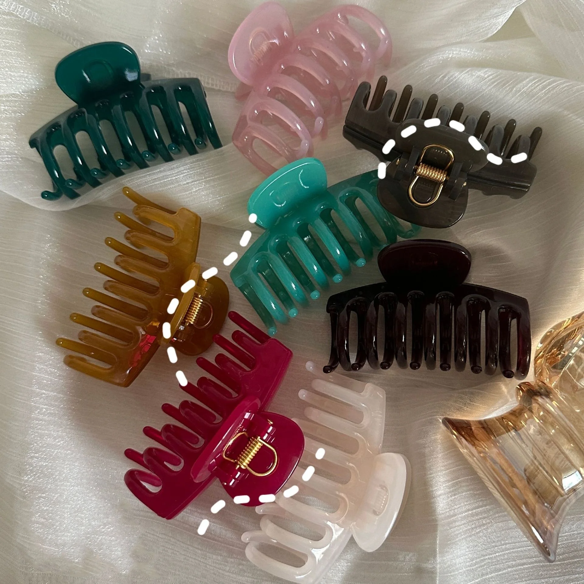 ﻿ Simple and versatile jelly colored shark clip with a gripping sensation on the back of the skull and hair clip