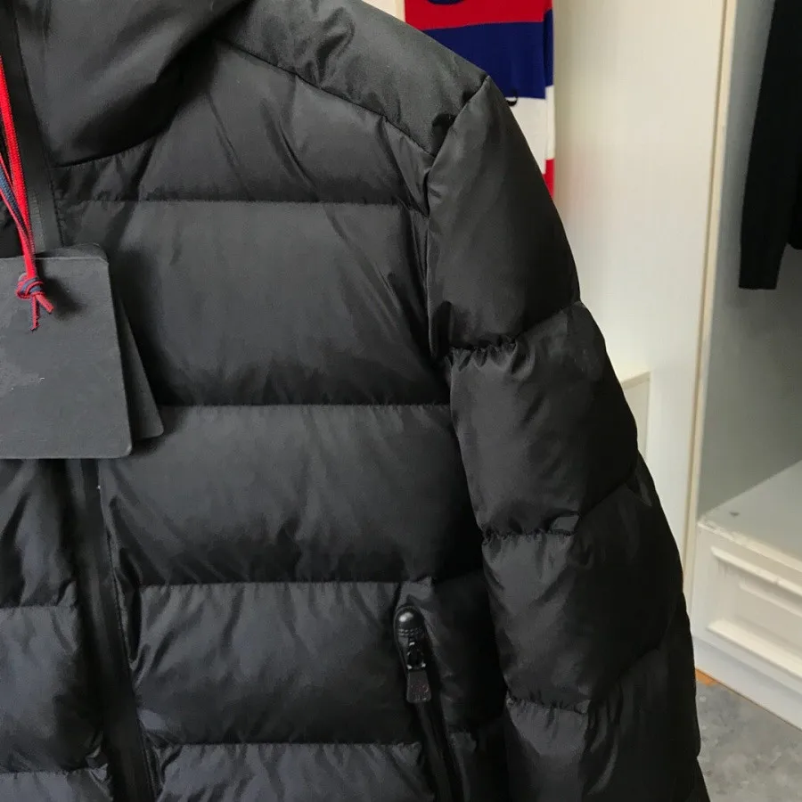 Berühmte Designer entwirft klassische lässige Daunen jacke, Winter Kapuze Herren warme Jacke Luxusmarke hochwertige Kapuzen Daunen jacke