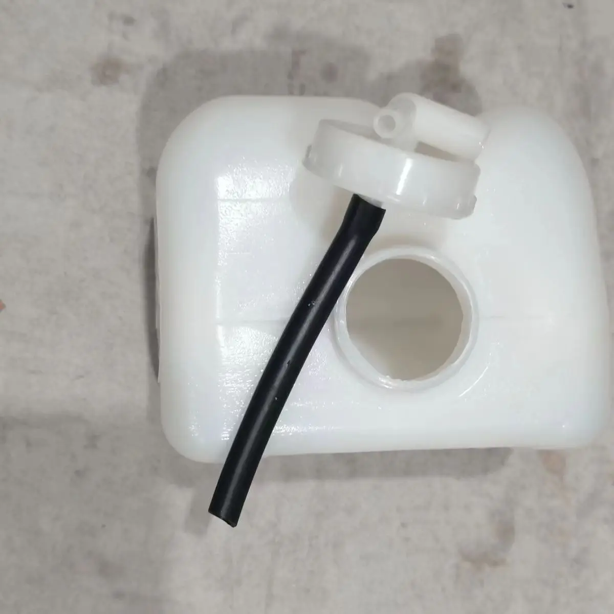 Coolant Overflow Reservoir Water Tank For Mitsubishi Montero Pajero L200 MB605260