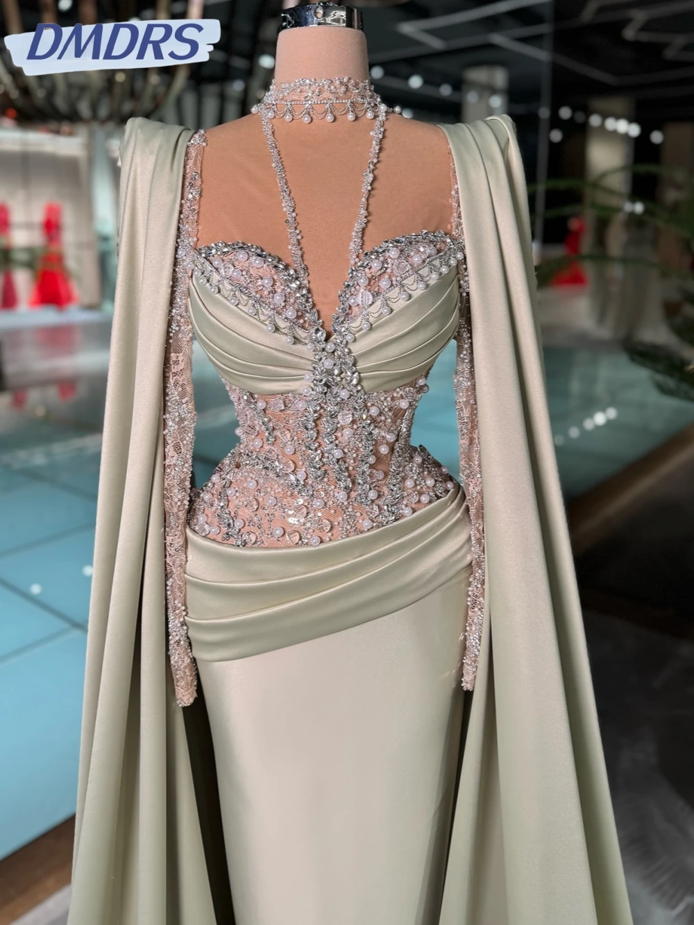 Glinsterende luxe parels kristallen avondjurk dromerige satijnen rechte lange bruiloftsjurk op maat gemaakte galajurken met capemouwen