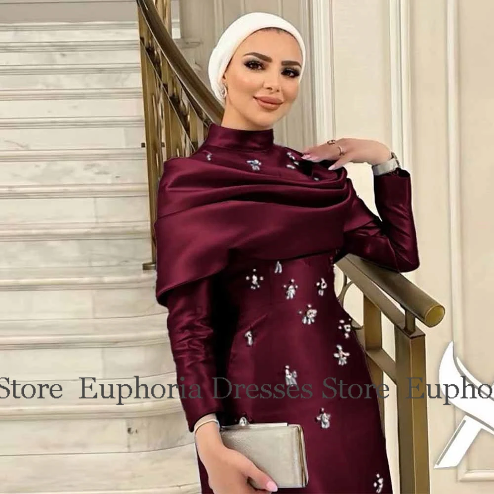 Abiti da ballo formali per donna Abito da sera lungo tubino/colonna in raso Abito da cerimonia su misura con collo alto bordeaux e strass 2025