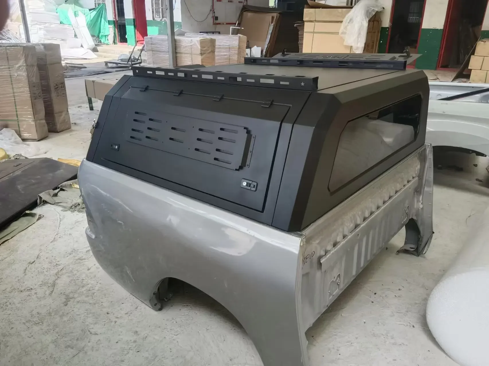 Wholesale Customized Retractable Waterproof Locking Tri-fold Hard Aluminum Alloy Pickup Truck Bed Cover Tonneau Cover