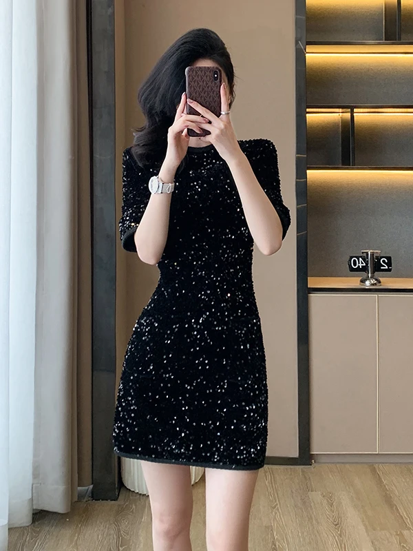 여름 신상 여성 반팔 라운드넥 반짝이는 슬림핏 드레스 화려한 자수 블랙 미니 드레스 패셔너블 출퇴근룩