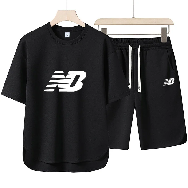 

Casual sportswear - This men's short-sleeved T-shirt and shorts set is designed to be loose and is suitable for men to wear.