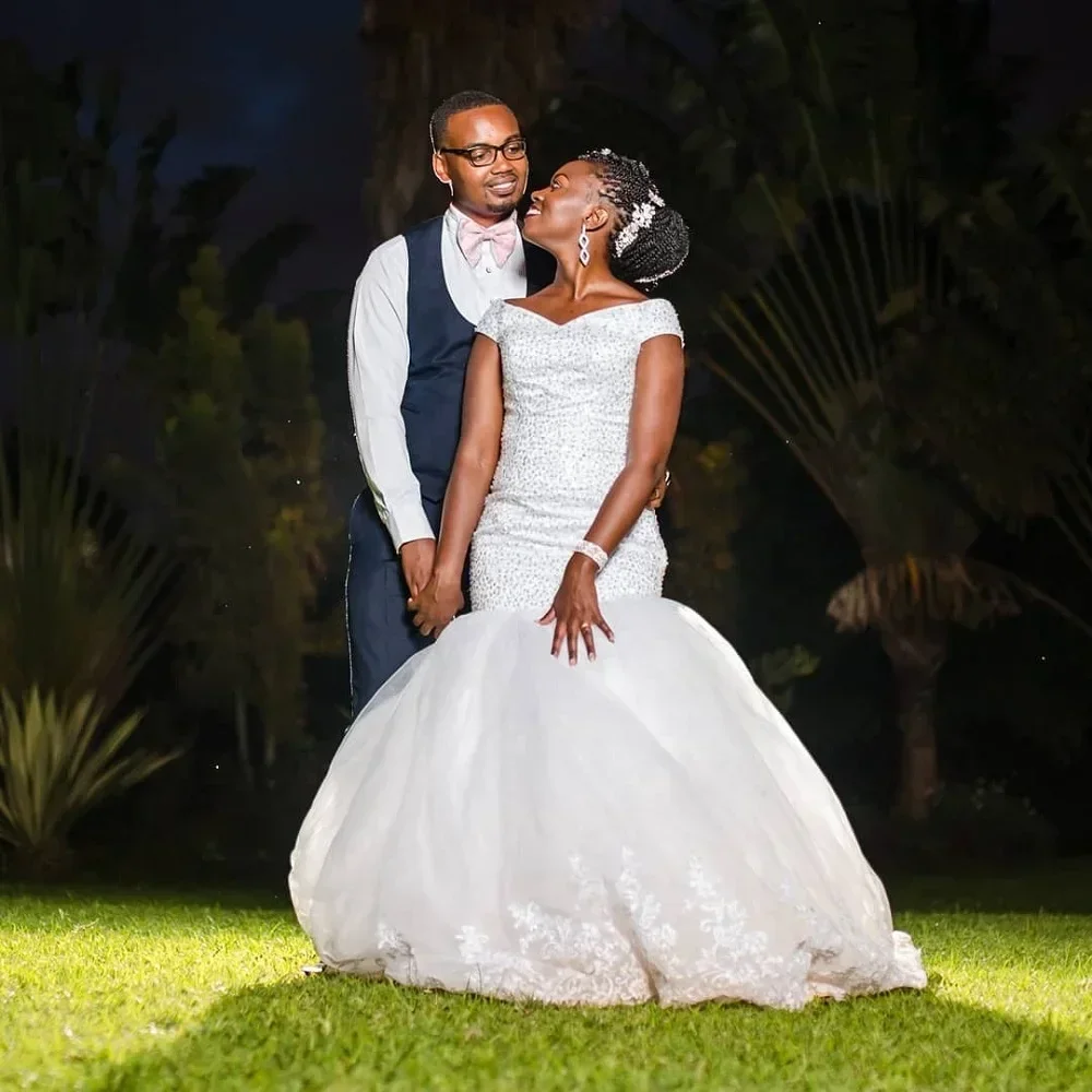 

Индивидуальное свадебное платье фасона «русалка» с V-образным вырезом, без рукавов, с блестящими пайетками, со шлейфом-веером, с открытыми плечами