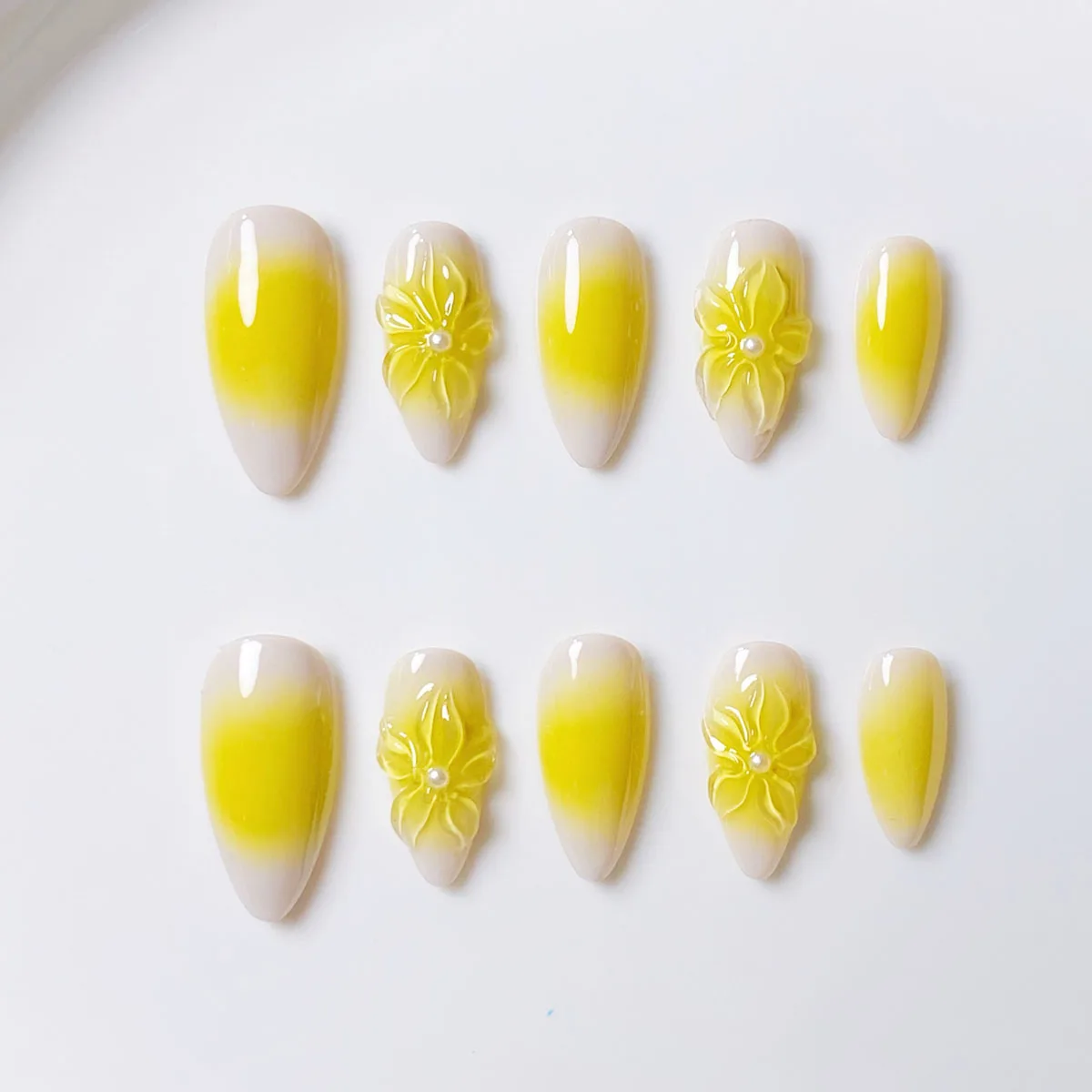 10 morceaux de fard à joues dégradé jaune en forme d'amande fait à la main, fleur tridimensionnelle artisanale pressage nail art pour ongles