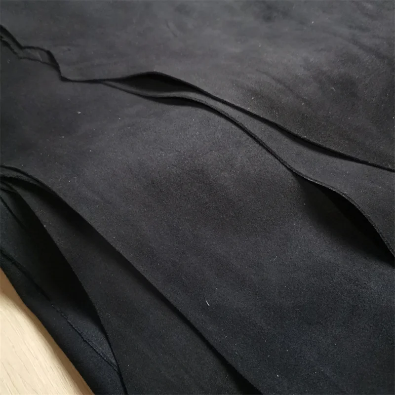 1 mm braunes schwarzes Schaf-Wildleder. Oberleder. Echtlederstoff. Handgefertigtes DIY für Kleidung im Inneren. Paketkante. Ganzes Schaffell – Detail 10