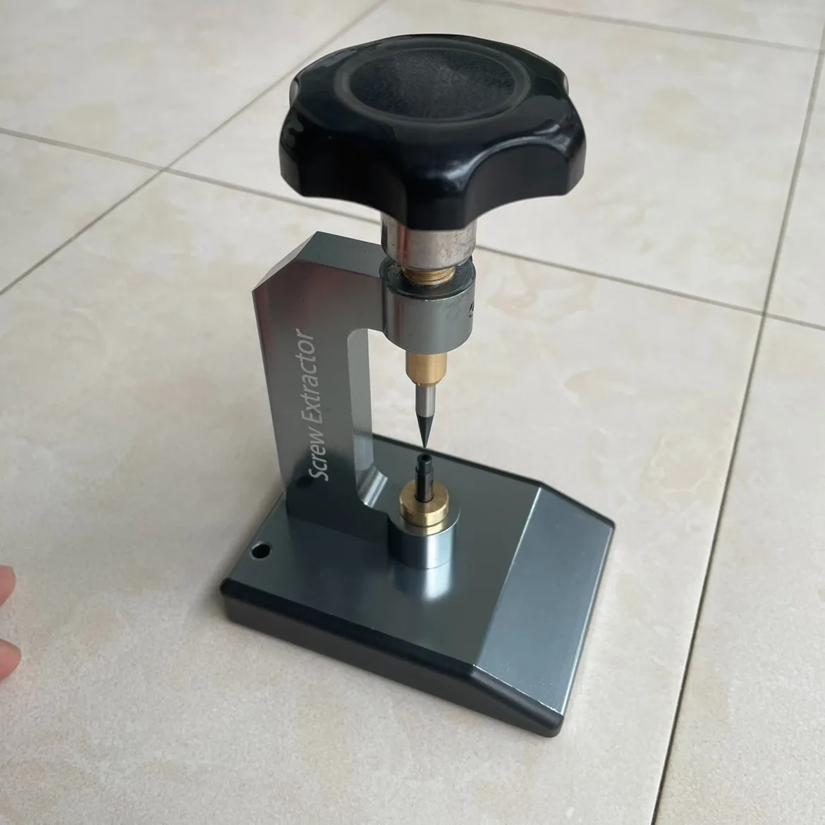 New Design Screw Extractor for Eyewear Equipment – Directly Pushes Out Old Screws