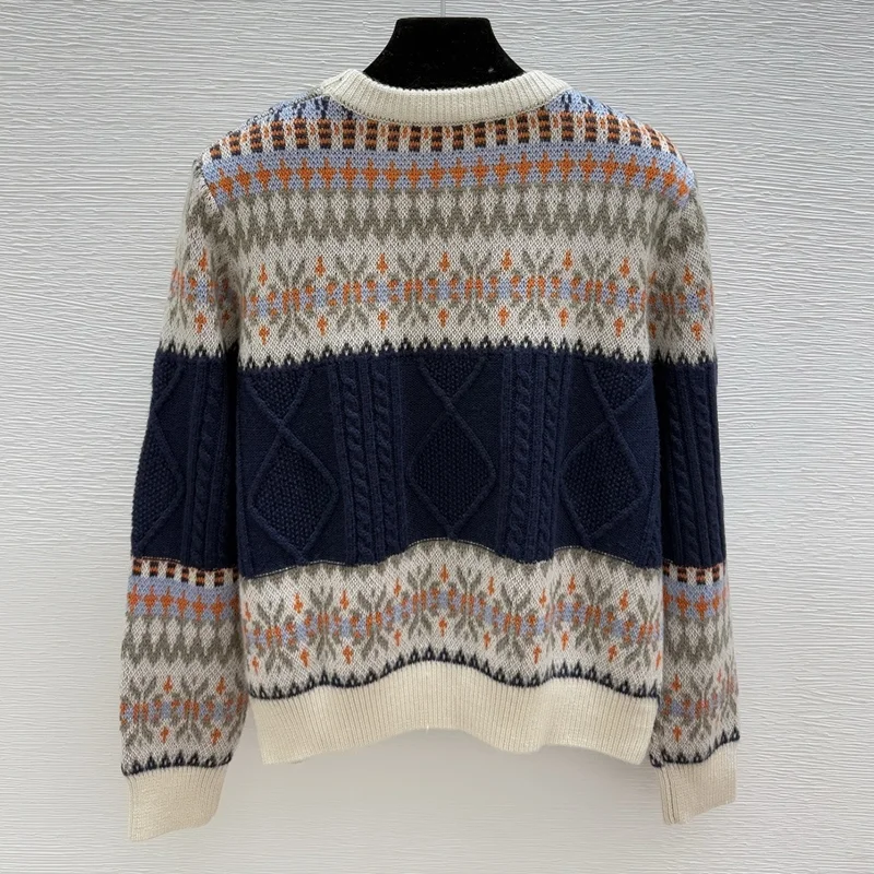 เสื้อสเวตเตอร์ผู้หญิงดีไซน์ลายแจ็คการ์ดคุณภาพสูงจาก Fel Island พร้อมโลโก้ปักและเนื้อผ้านุ่มแบบสวมหัว รุ่น 251028146