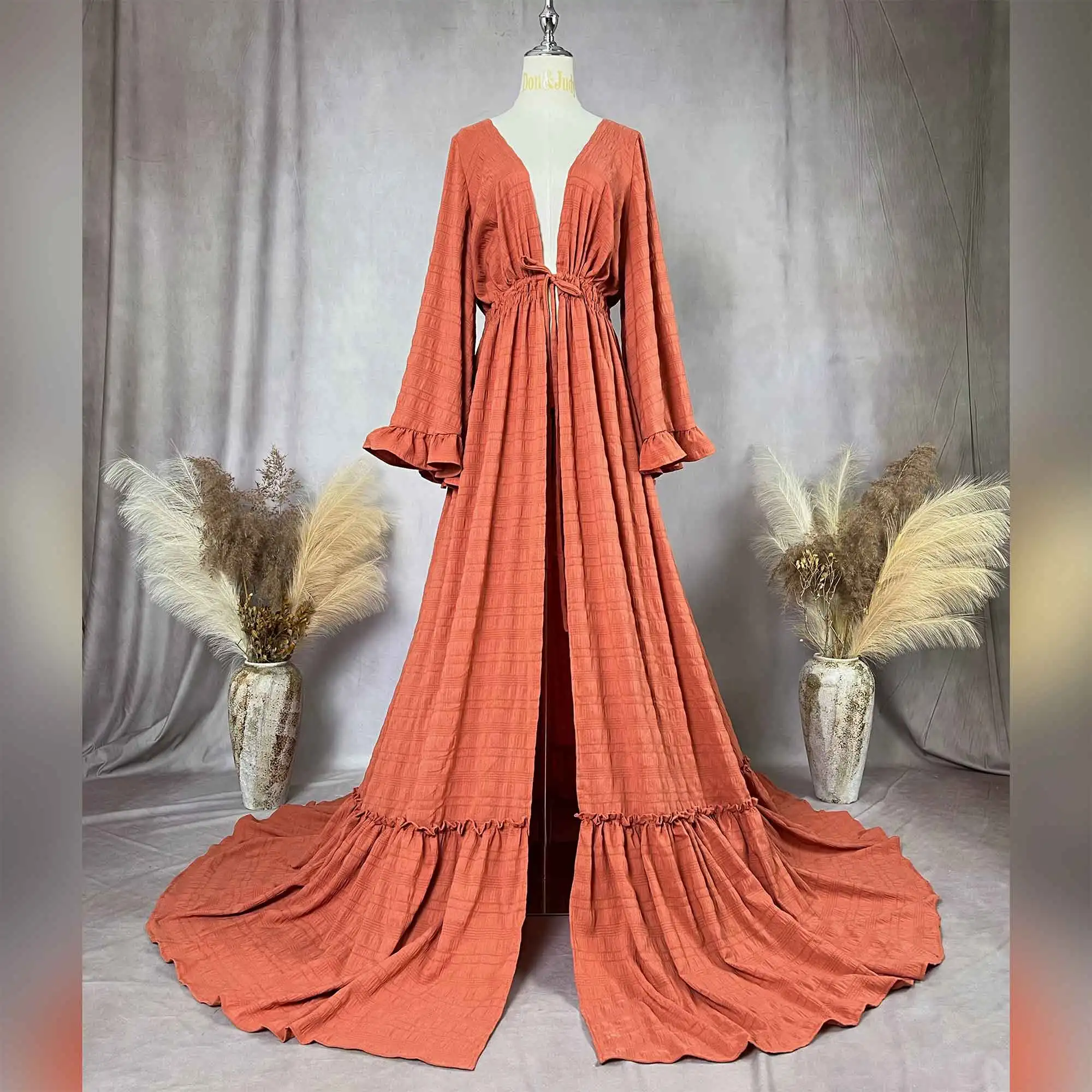 

Вечернее платье Don&Judy из терракотового текстурированного шифона с завязками на талии и двойным оборчатым шлейфом для торжественных мероприятий