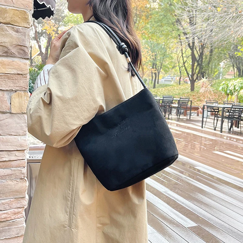 Damen-Handtasche aus Wildleder mit großer Kapazität und Buchstabenmuster, magnetische Schnalle, Samt, PU-Unterarmtasche im Retro-koreanischen Stil – Detail 11