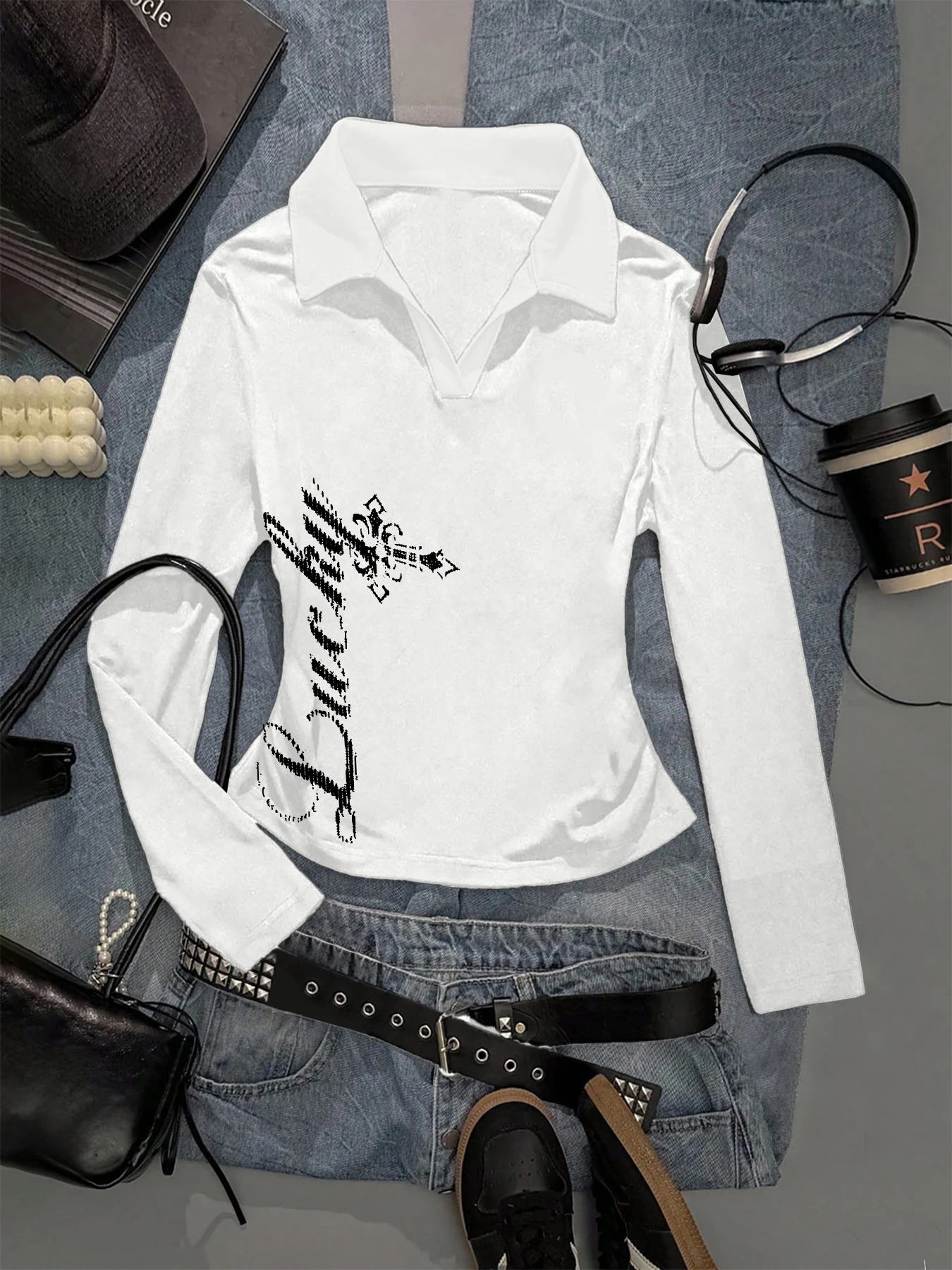 This stunning autumn/winter women's slim-fit polo shirt with long sleeves is both simple and stylish, just what you need.