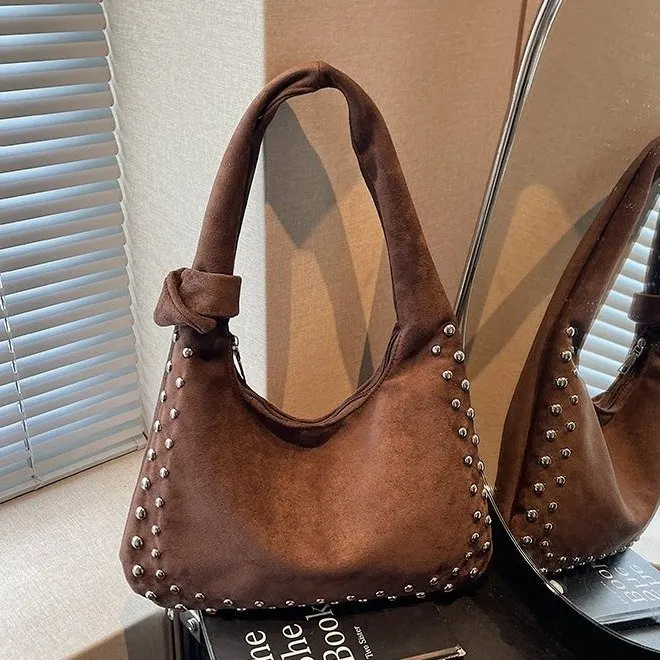 

Новая повседневная женская сумка-тоут 2026 года: вместительная, на плечо, в стиле ретро, с декором из заклепок, модная и портативная