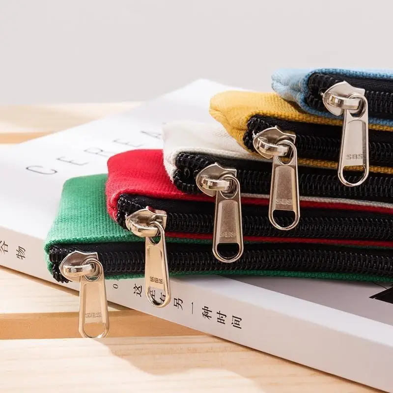 Kleine Geldbörse aus Canvas mit glattem Metallreißverschluss, in verschiedenen Farben erhältlich, ideal für den täglichen Gebrauch, zum Aufbewahren kleiner persönlicher Gegenstände auf Reisen. – Detail 2