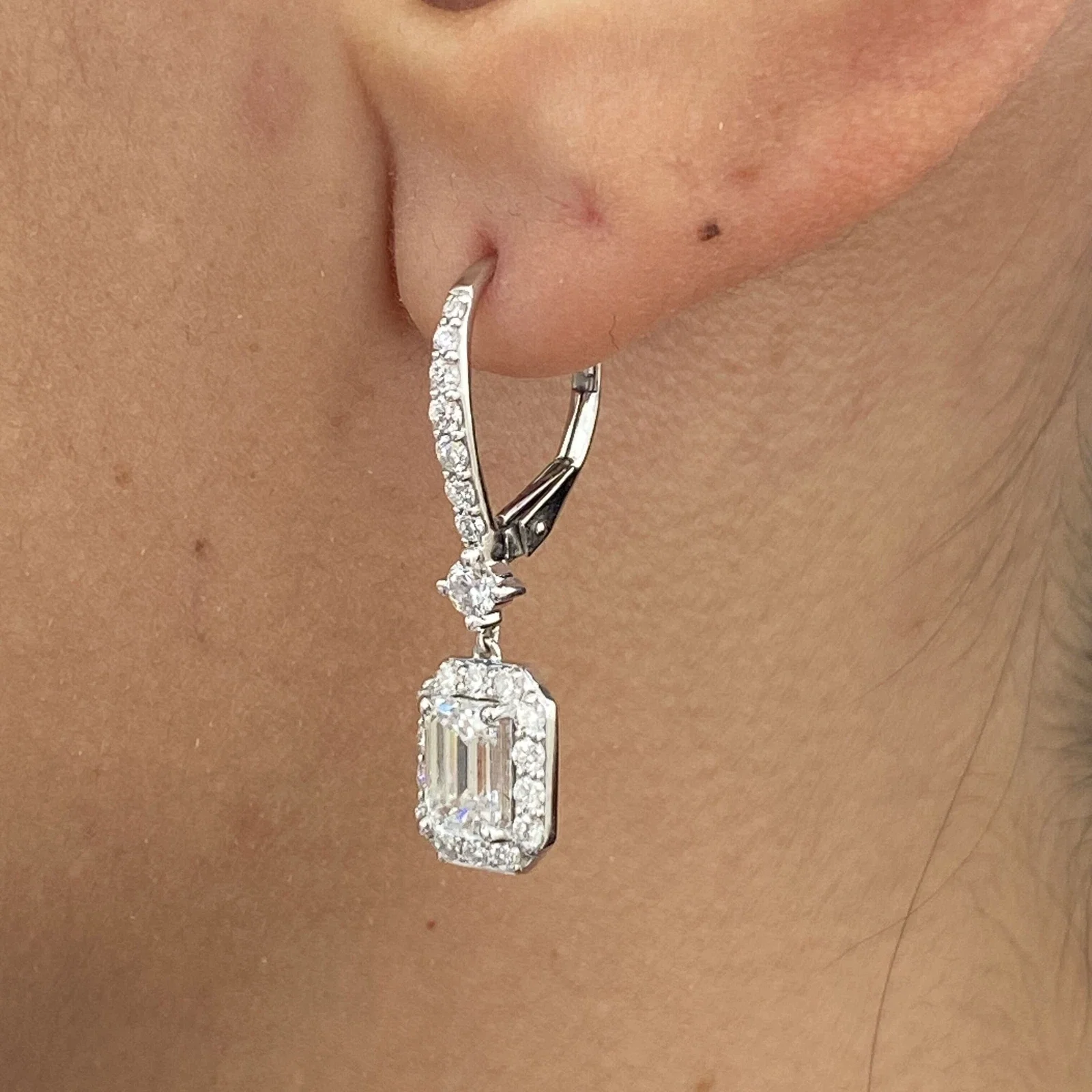 Luxuriöse PT950 Hängeohrringe, rund & 1 Karat Smaragdschliff, 2,4 Karat Gesamtgewicht, CVD HPHT Laborgezüchteter Diamant, DEF VS-VVS, IGI-zertifiziertes Edeljuwel – Detail 6