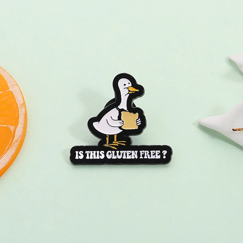 Es esta Pin esmaltado sin gluten, Animal lindo, pato divertido, sosteniendo pan, tostada, broche de Metal, insignia de solapa, joyería divertida, regalo para amigo