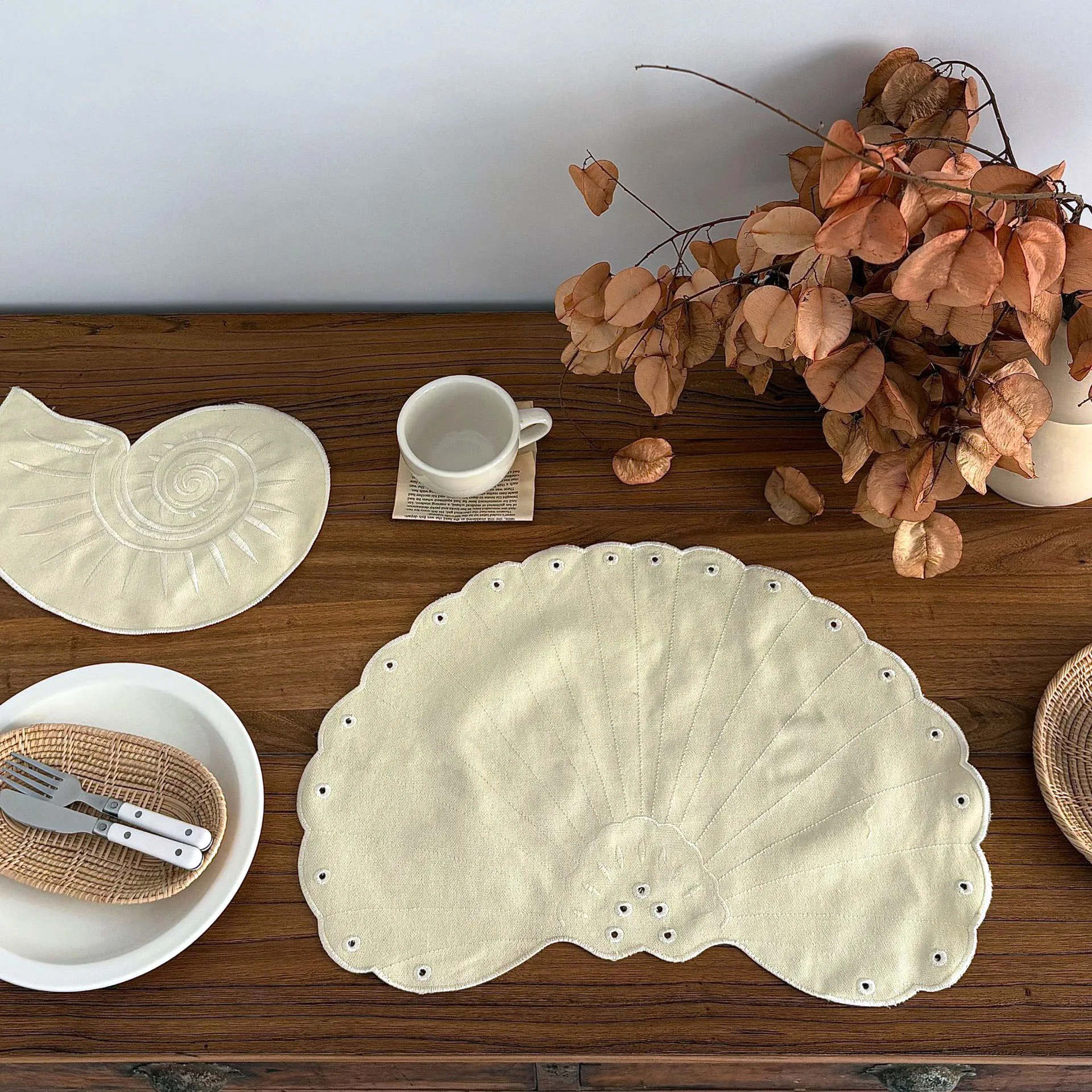 Cream Seashell Conch Shape Quilted Placemats Embroidery Fabric Heat Resistant Table Mats Non Slip Coasters for Home Dining Decor