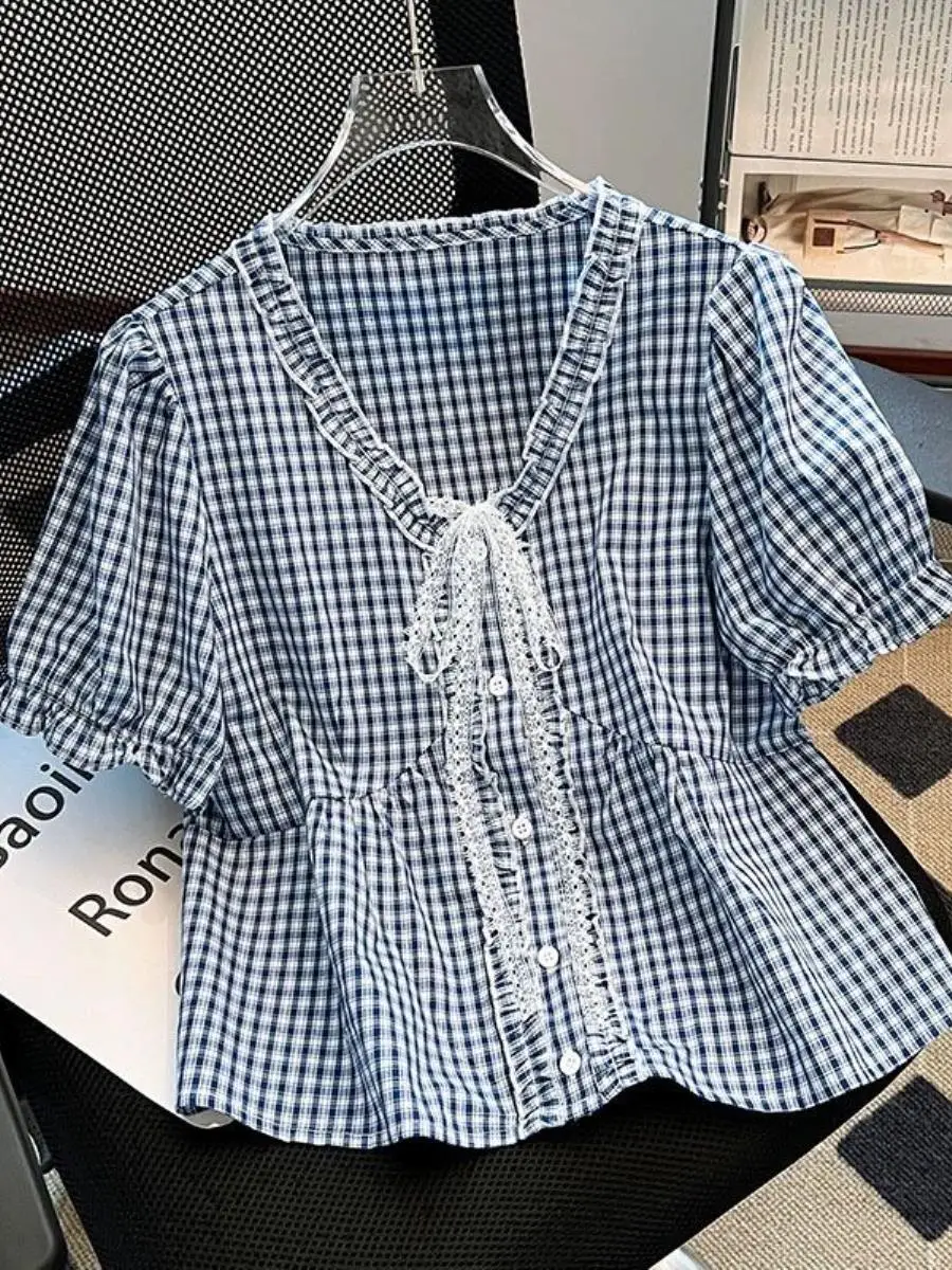 camisa-xadrez-feminina-de-verao-com-manga-curta-e-decote-em-v-top-estiloso-com-bolso-e-lenco-estilo-curto-elegante-com-estampa-de-grao-de-madeira