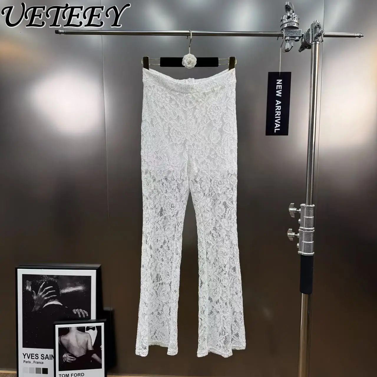 เสื้อครอปสายไข่มุกสำหรับฤดูใบไม้ร่วงและฤดูหนาว แต่งลูกไม้โปร่ง สายพอง และกางเกงขายาวทรงเข้ารูปเอวสูง ชุดเซ็ตสองชิ้นอเนกประสงค์ช่วยให้ดูผอมเพรียว