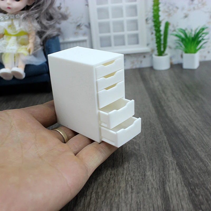 Miniatur-Nachttisch mit fünf Schubladen. Puppenhaus-Möbelmodell-Spielzeugset