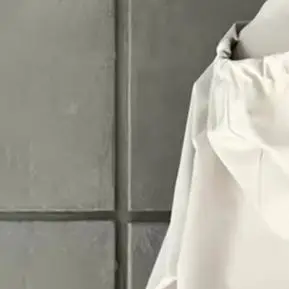 

Ветрозащитная верхняя одежда с карманами, ветровка для женщин, куртка с капюшоном на молнии и кнопках, с завязками на талии, для путешествий и активного отдыха.