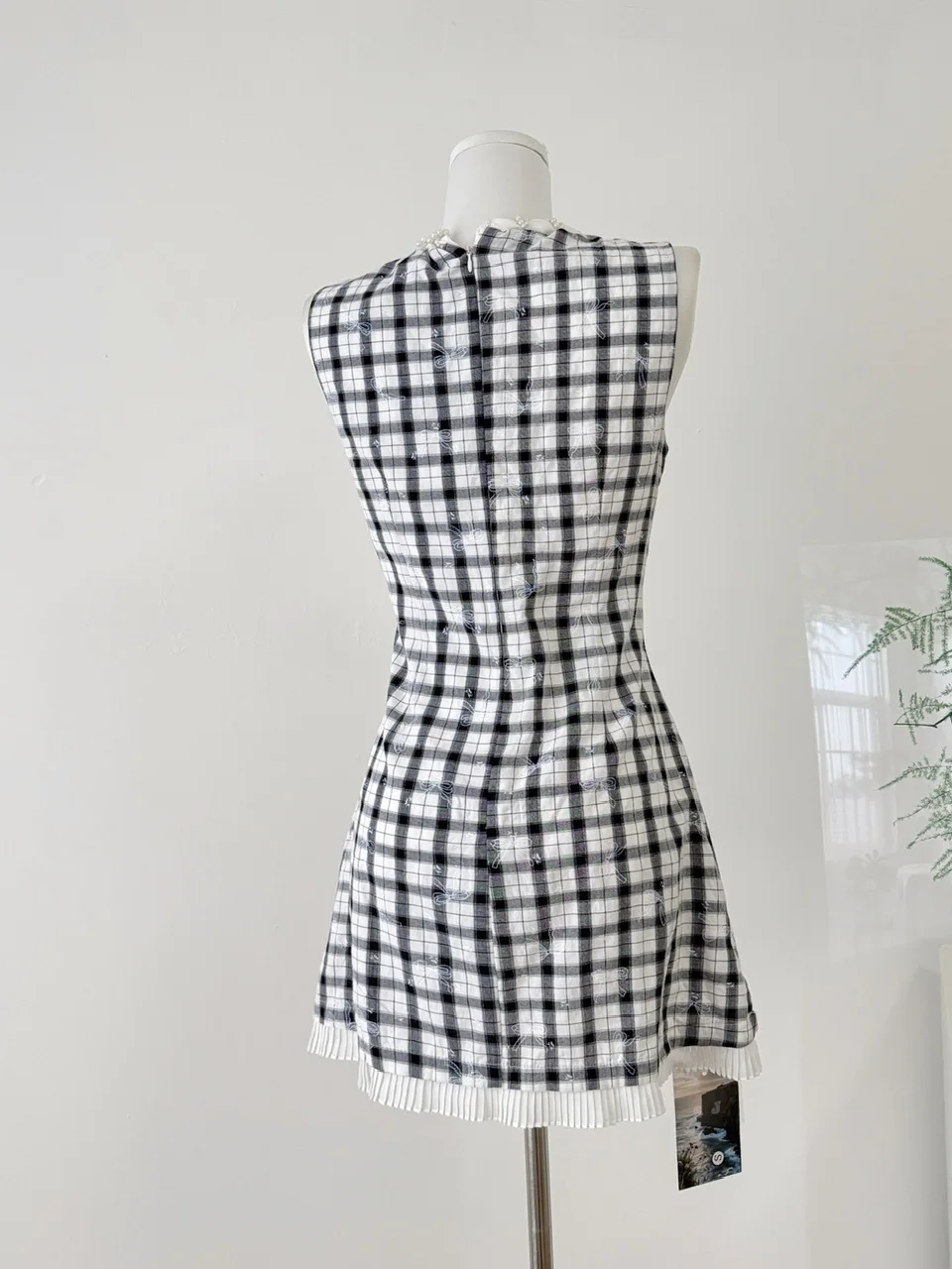 فستان صيفي أنيق بنقشة مربعات مع فيونكة وياقة على شكل V بدون أكمام بتصميم نحيف على شكل سترة للنساء