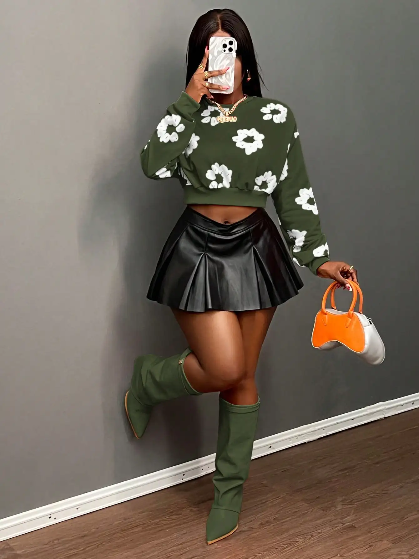 Damska zielona bluza crop z kwiatowym nadrukiem, z obniżonymi ramionami i długim rękawem, idealna na jesień, na co dzień i do szkoły.