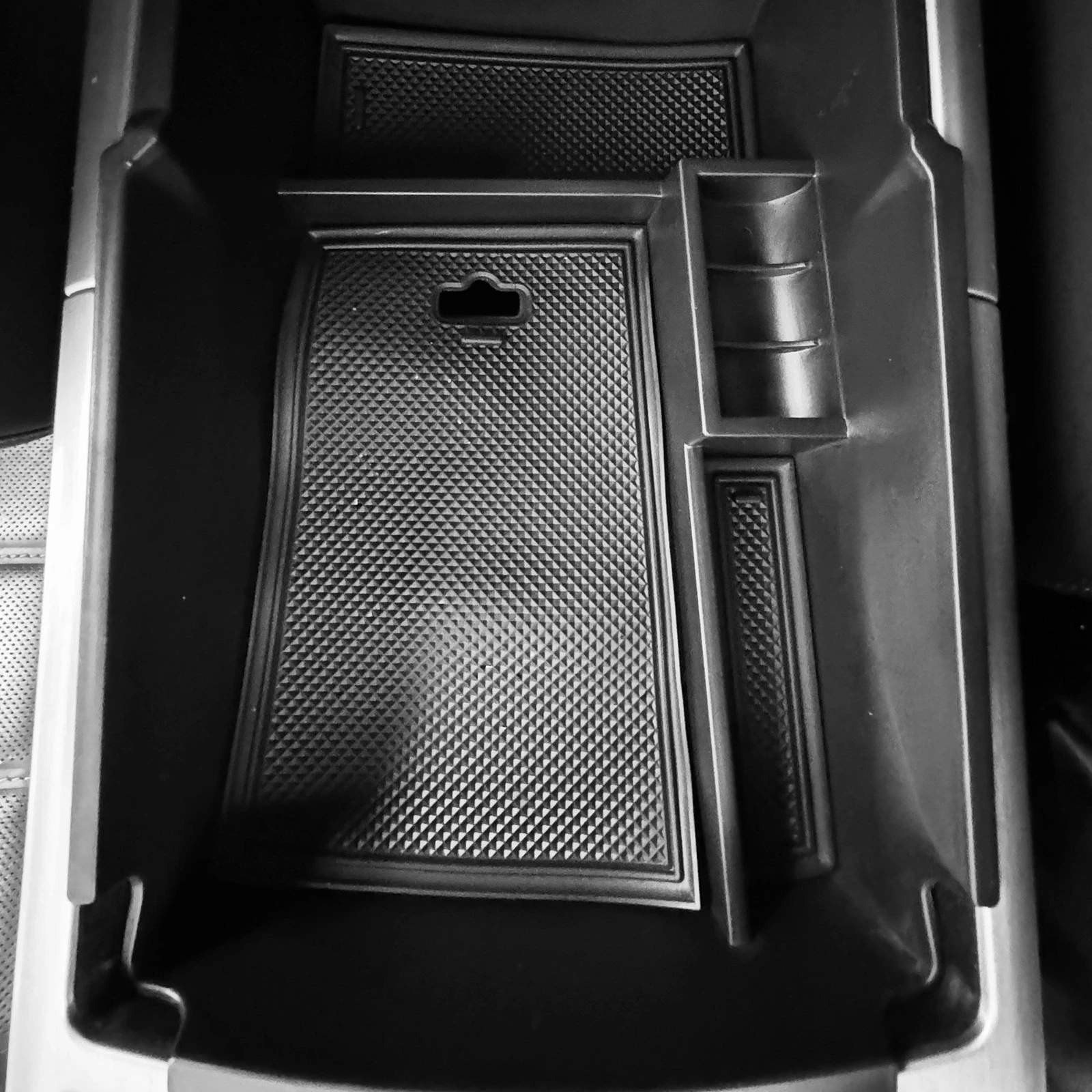 

Car Central Control Storage Box Non-slip Armrest Storage Box For Kia Stinger 2018-2023