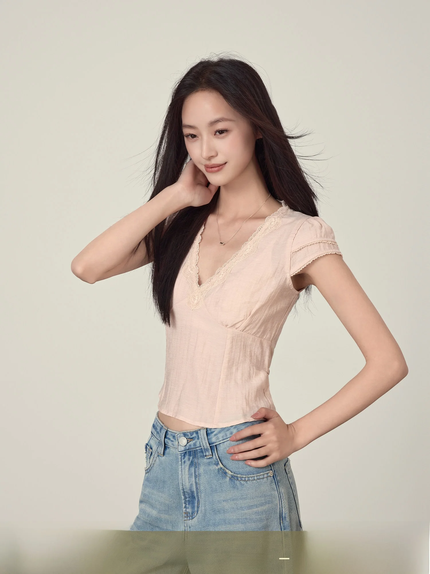 

Женская футболка Slim Fit с кружевной отделкой, V-образным вырезом и коротким рукавом, с завязками, летняя, новая модель, повседневная, дышащая, комфортная