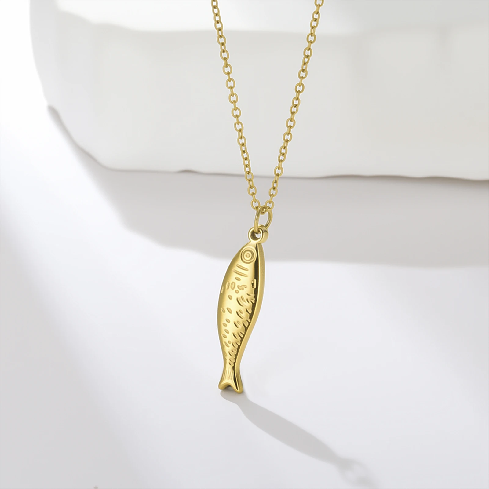 COOLTIME Modische Fisch-Anhänger-Halskette für Damen, Edelstahl, verstellbarer Schmuck, perfekt für Alltag, Geschenke und Termine – Detail 9