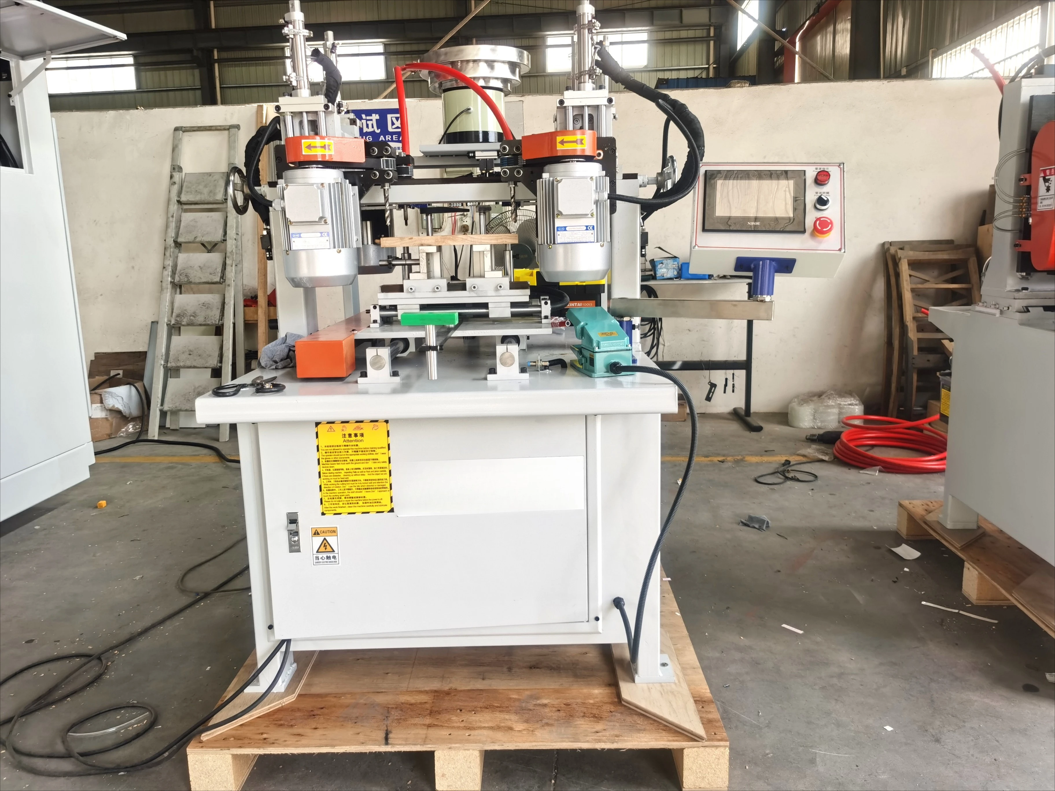 Multifunktionale Verarbeitungsmaschine für die Rückenlehne des Holzstuhls