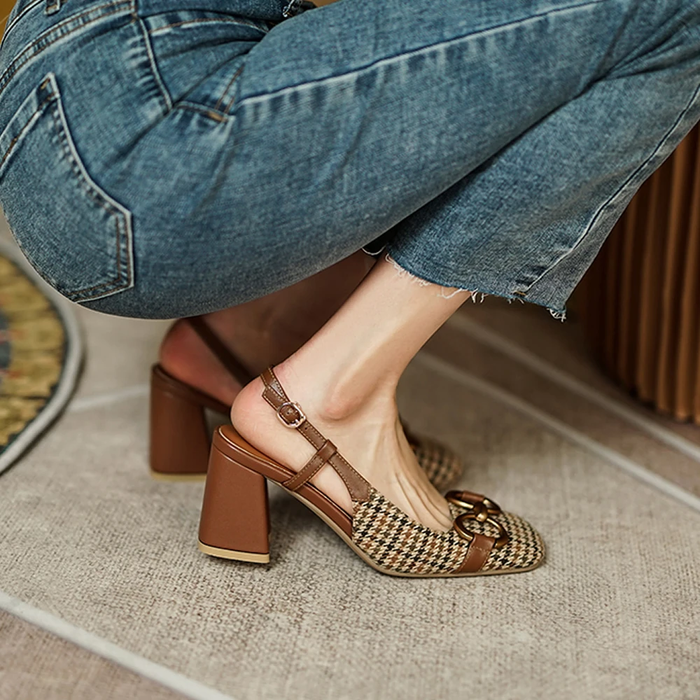 frances-retro-dedo-do-pe-quadrado-cavalo-fivela-cor-bloco-sandalias-femininas-verao-2025-novo-baotou-saltos-grossos-padrao-xadrez