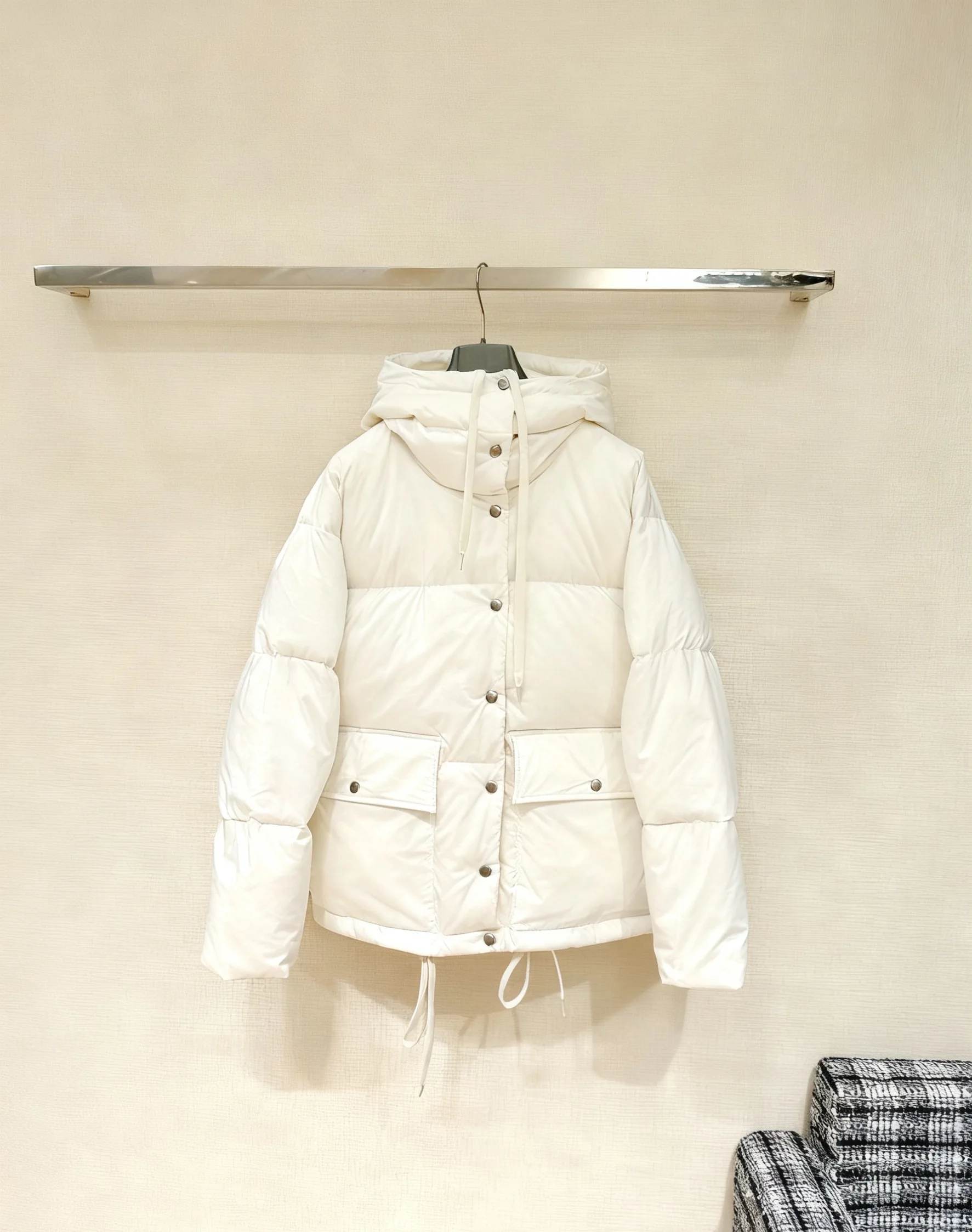

2025 women top quality White hooded down jacket with water-repellent function for warmth, environmental protection and comfort.