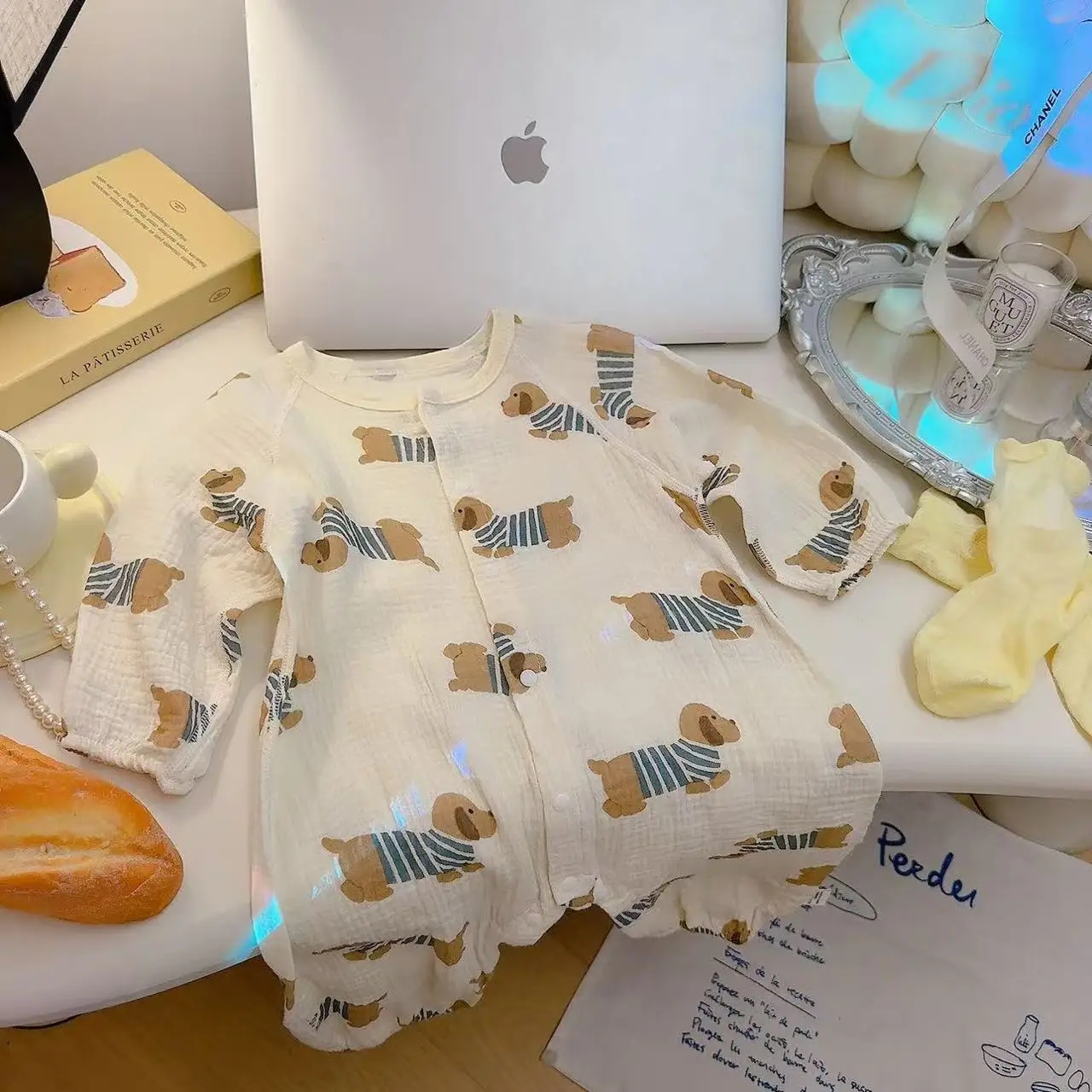 Baby Musselin-Strampler Kurzarm mit Welpen-Print Neugeborenen-Overall Weiche Baumwollgaze Säuglings-Bodysuit mit Druckknöpfen Babykleidung – Detail 3
