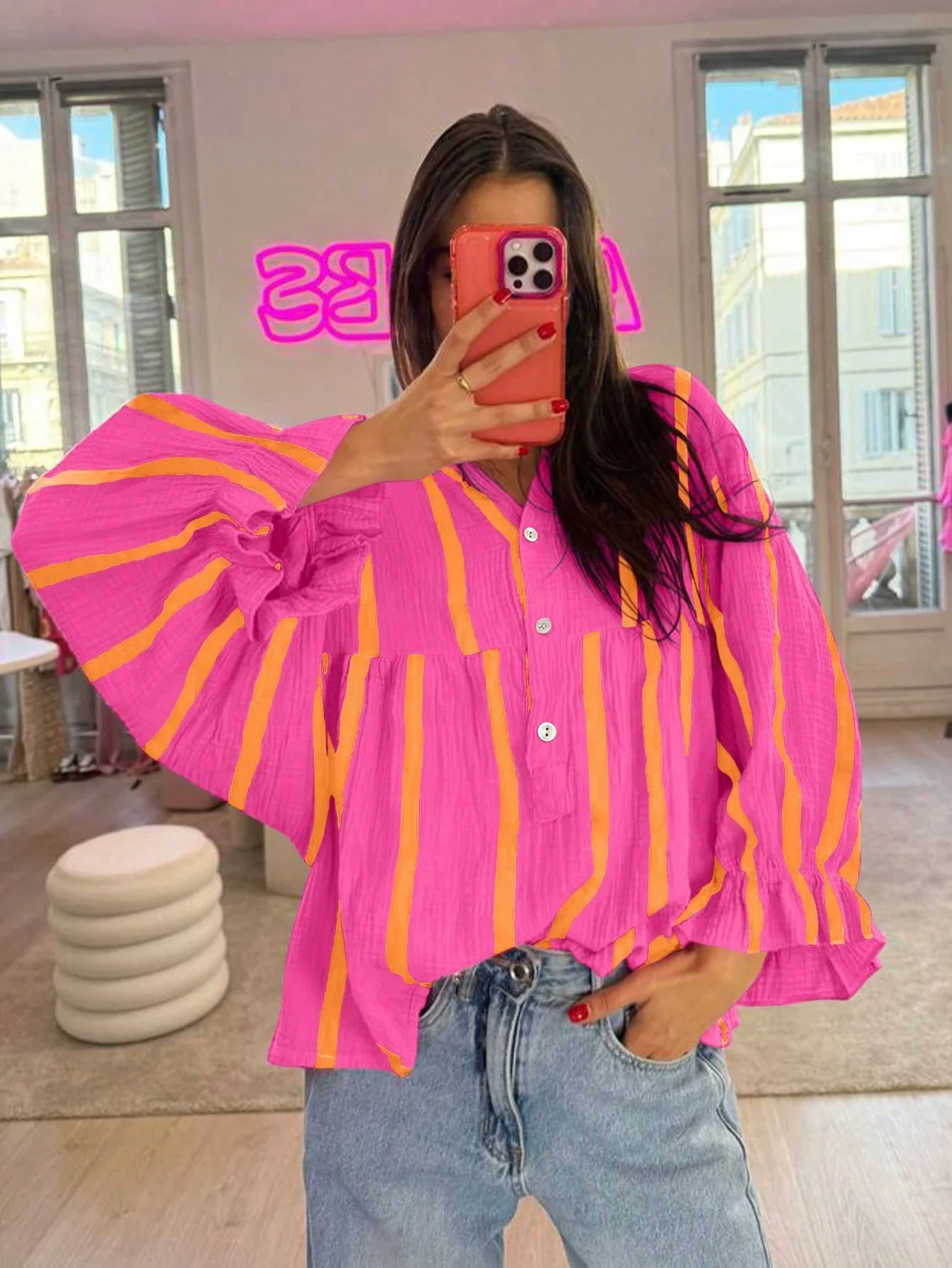 

Женская свободная блузка в полоску с расклешенными рукавами и рюшами на весну-лето