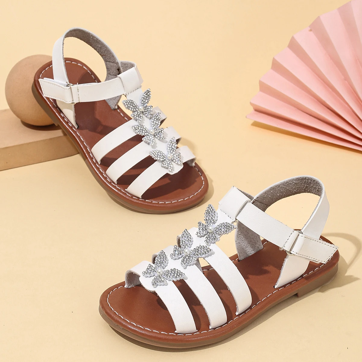 Little Girls Roman Sandals with Shiny Butterfly 2026 New Summer Kids Barefoot Beach Sandals Non-slip Simple School Daily Wear