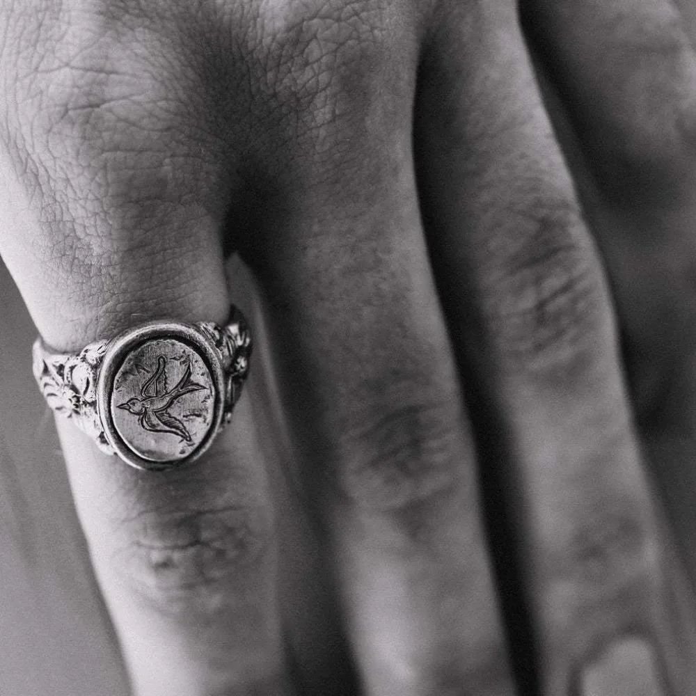 Vintage Personality Flying Bird Swallow Ring Men Retro Hip-Hop Personality Ring Engraved Hipster Ring Hollow Jewelry Gifts
