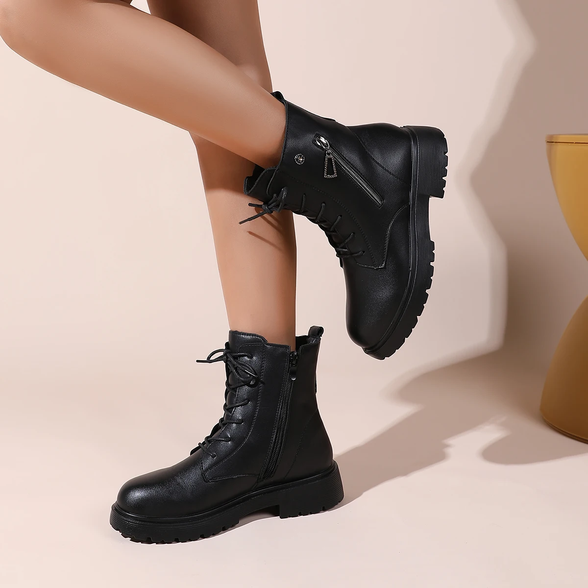 

2025 Autumn/Winter New Black Leather Boots for Women, British Style Thick-Soled Lace-Up Side Zipper Ankle Boots, Fashionable Versatile Motorcycle Boots