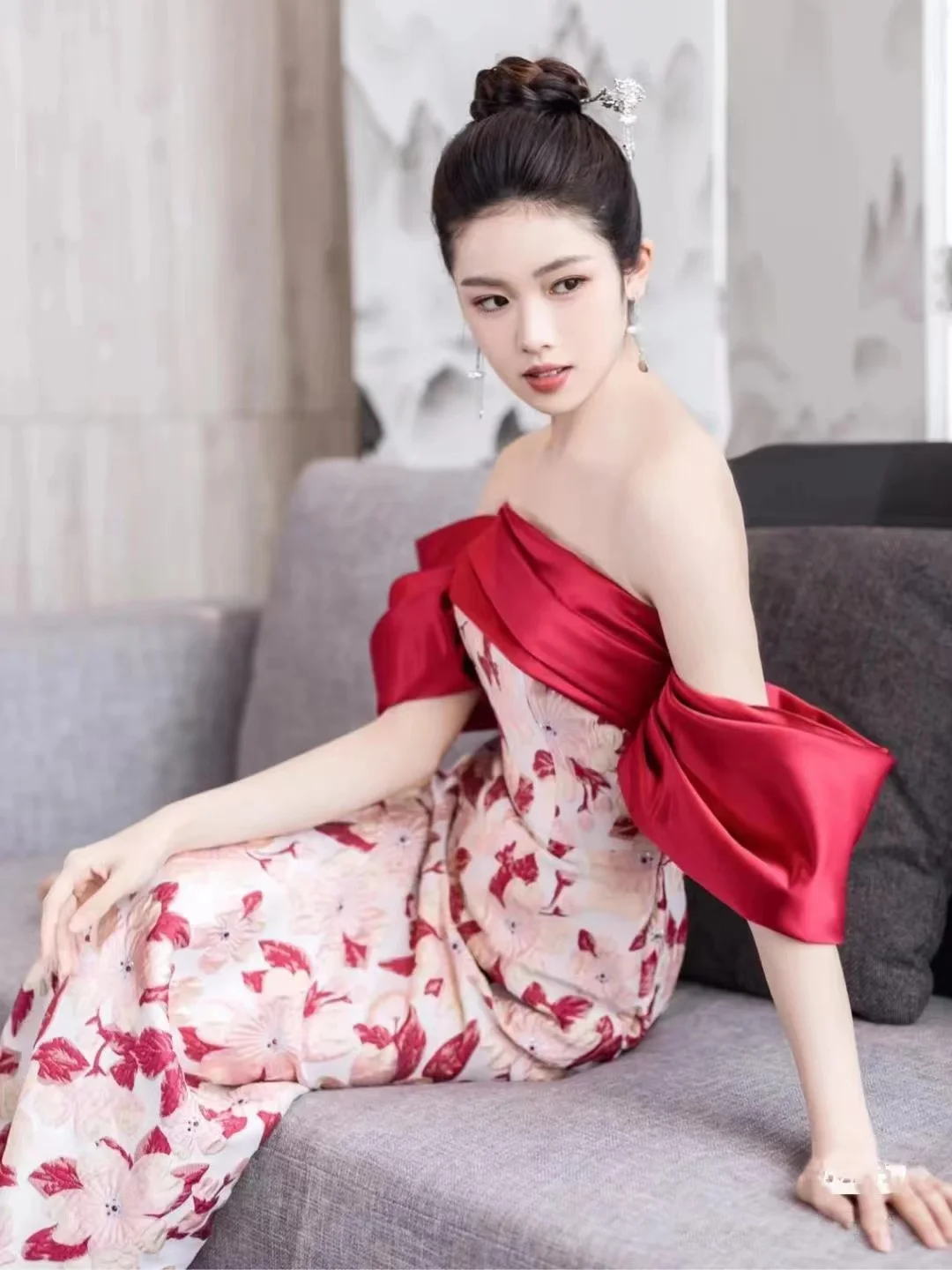 Schulterfreies Abendkleid aus rotem Satin mit Blumen und Jacquard-Motiv, leichtes Luxus-Boot-Ausschnitt, trägerlos, rückenfrei, Reißverschluss hinten, schmale Partykleider