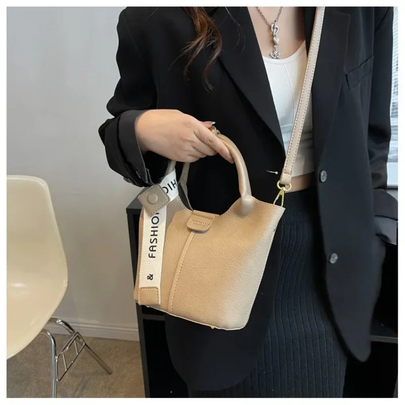 2024 Fashion Textured Portable Vegetable Basket Hand Bucket Women's Bag Simple and Versatile Shoulder Crossbody Bag