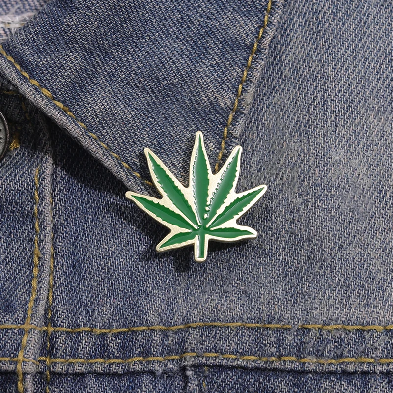 Green Tobacco Leaf Enamel Pins Funny Cute Cartoon Plants Brooches Backpack Lapel Badge Accessories Gift for Friends Wholesale