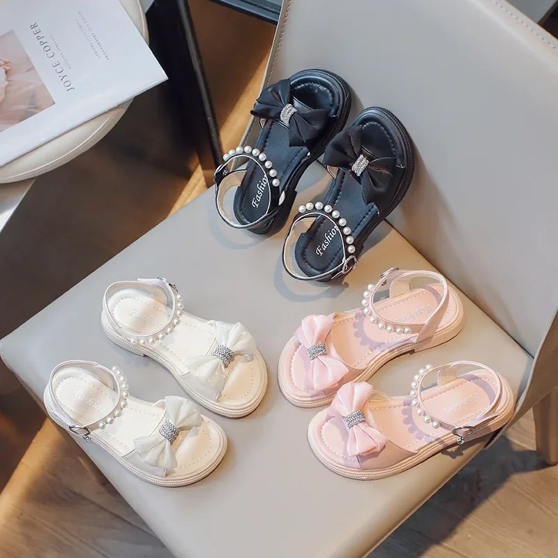 

Новинка 2024, детские сандалии с жемчугом для девочек, детская обувь, модная летняя пляжная обувь принцессы со стразами и галстуком-бабочкой на мягком плоском каблуке