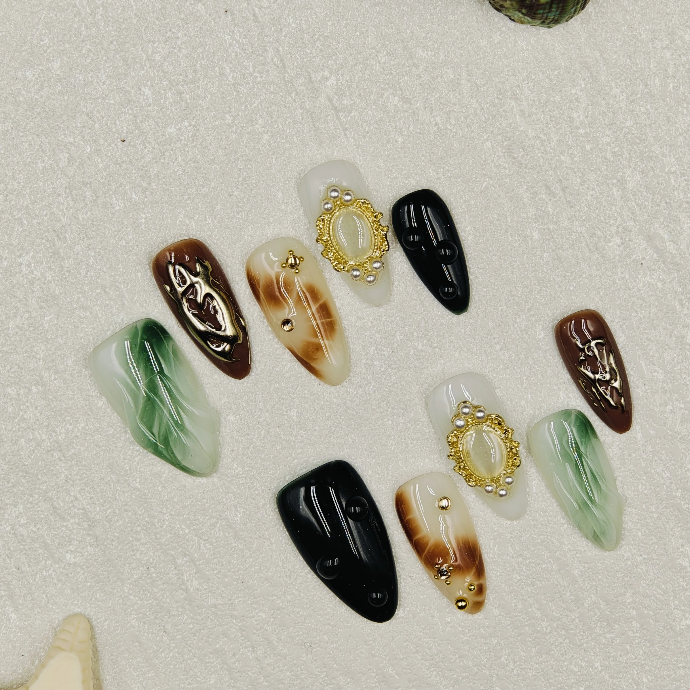 

Набор из 10 накладных ногтей средней длины в форме миндаля, новый китайский ретро-стиль с градиентом, узором «чернильная роспись» и янтарным оттенком, металлическим тиснением и дворцовым дизайном Diamo