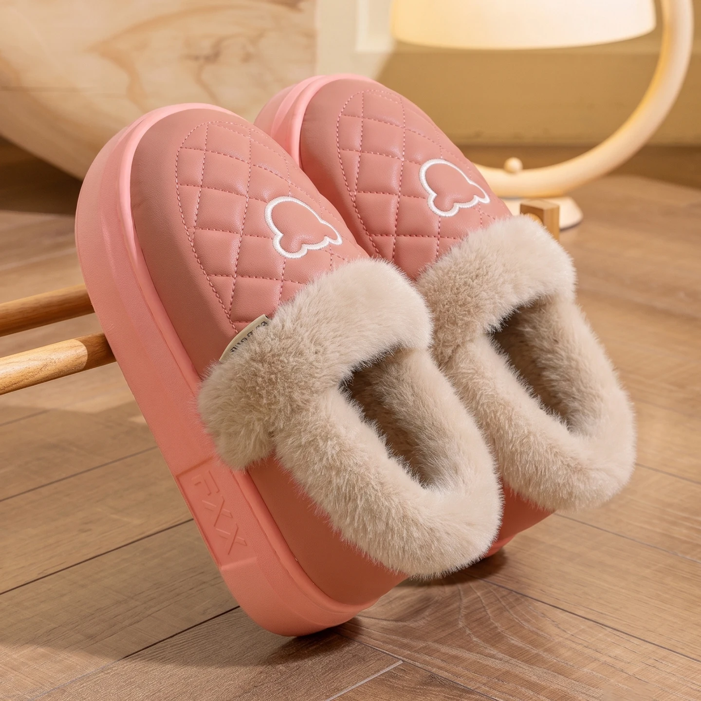 Winter-Wasserdichte Hausschuhe für Damen und Herren, mit dicker Sohle, warmem Plüschfutter, Bärenstickerei, rutschfest, weich, elastisch, für den Innenbereich. – Detail 11