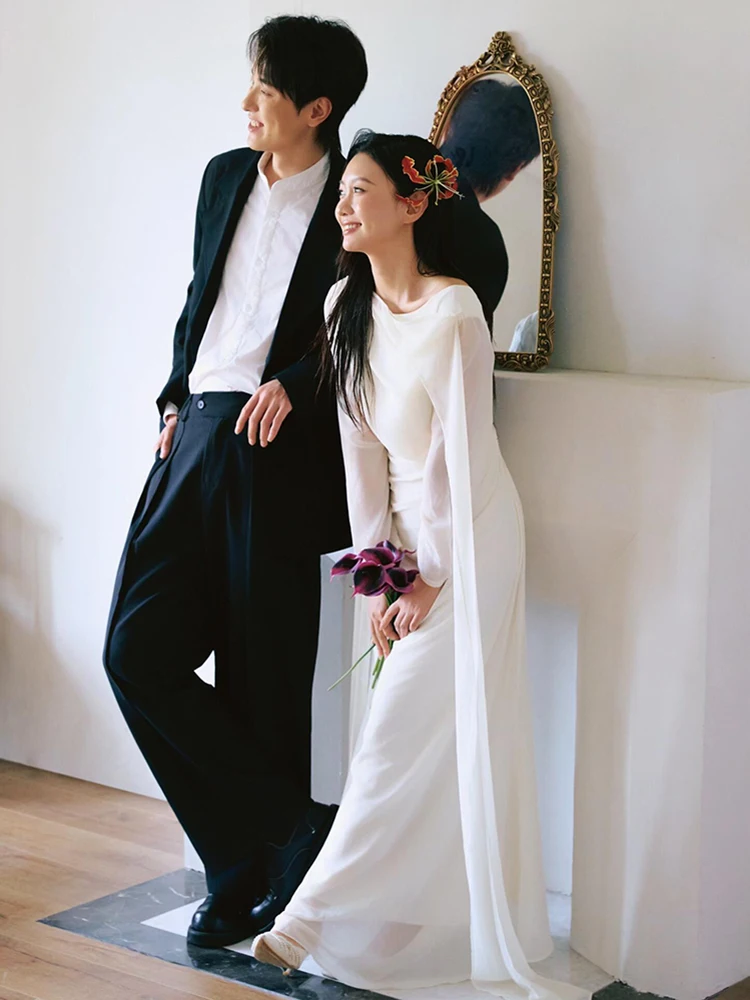 

Элегантное белое свадебное платье с длинными рукавами в винтажном стиле, приталенное, с шлейфом, длиной в пол, для невесты. Красивый свадебный наряд.