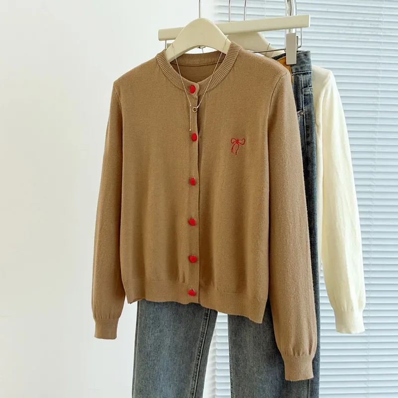 เสื้อสเวตเตอร์ถักผู้หญิง คาร์ดิแกน แขนยาว คอทรงโอ สีดำ ปักลาย เสื้อสเวตเตอร์ถัก คาร์ดิแกน เสื้อผู้หญิง ท็อปส์ เสื้อสเวตเตอร์ผู้หญิง Q928