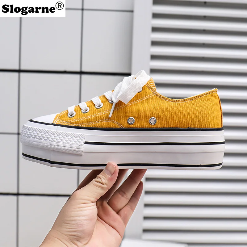 นักเรียนฤดูใบไม้ผลิฤดูใบไม้ร่วงรองเท้าผ้าใบ 2025 ผู้หญิงใหม่ 4.5 ซม.หนาที่มองไม่เห็นความสูงเพิ่มผ้าใบรองเท้าสบายๆกีฬารองเท้า